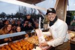 Rhoon 30 december 2017
Andre Hazes verkoopt oliebollen in de kraam van zijn zwager Mathieu Westenberg en schoonzus Jerney Westenberg.