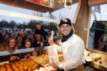 Rhoon 30 december 2017
Andre Hazes verkoopt oliebollen in de kraam van zijn zwager Mathieu Westenberg en schoonzus Jerney Westenberg.