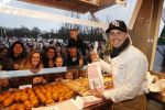 Rhoon 30 december 2017
Andre Hazes verkoopt oliebollen in de kraam van zijn zwager Mathieu Westenberg en schoonzus Jerney Westenberg.