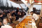 Rhoon 30 december 2017
Andre Hazes verkoopt oliebollen in de kraam van zijn zwager Mathieu Westenberg en schoonzus Jerney Westenberg.
