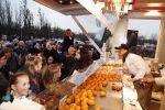 Rhoon 30 december 2017
Andre Hazes verkoopt oliebollen in de kraam van zijn zwager Mathieu Westenberg en schoonzus Jerney Westenberg.