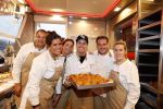 Rhoon 30 december 2017
Andre Hazes verkoopt oliebollen in de kraam van zijn zwager Mathieu Westenberg en schoonzus Jerney Westenberg.