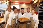 Rhoon 30 december 2017
Andre Hazes verkoopt oliebollen in de kraam van zijn zwager Mathieu Westenberg en schoonzus Jerney Westenberg.