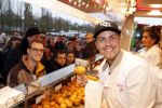 Rhoon 30 december 2017
Andre Hazes verkoopt oliebollen in de kraam van zijn zwager Mathieu Westenberg en schoonzus Jerney Westenberg.