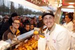 Rhoon 30 december 2017
Andre Hazes verkoopt oliebollen in de kraam van zijn zwager Mathieu Westenberg en schoonzus Jerney Westenberg.