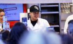 Rhoon 30 december 2017
Andre Hazes verkoopt oliebollen in de kraam van zijn zwager Mathieu Westenberg en schoonzus Jerney Westenberg.