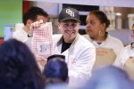 Rhoon 30 december 2017
Andre Hazes verkoopt oliebollen in de kraam van zijn zwager Mathieu Westenberg en schoonzus Jerney Westenberg.