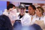 Rhoon 30 december 2017
Andre Hazes verkoopt oliebollen in de kraam van zijn zwager Mathieu Westenberg en schoonzus Jerney Westenberg.
