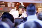 Rhoon 30 december 2017
Andre Hazes verkoopt oliebollen in de kraam van zijn zwager Mathieu Westenberg en schoonzus Jerney Westenberg.
