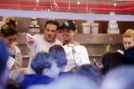 Rhoon 30 december 2017
Andre Hazes verkoopt oliebollen in de kraam van zijn zwager Mathieu Westenberg en schoonzus Jerney Westenberg.