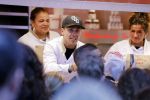 Rhoon 30 december 2017
Andre Hazes verkoopt oliebollen in de kraam van zijn zwager Mathieu Westenberg en schoonzus Jerney Westenberg.