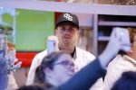Rhoon 30 december 2017
Andre Hazes verkoopt oliebollen in de kraam van zijn zwager Mathieu Westenberg en schoonzus Jerney Westenberg.