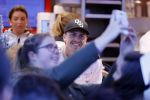 Rhoon 30 december 2017
Andre Hazes verkoopt oliebollen in de kraam van zijn zwager Mathieu Westenberg en schoonzus Jerney Westenberg.