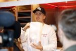 Rhoon 30 december 2017
Andre Hazes verkoopt oliebollen in de kraam van zijn zwager Mathieu Westenberg en schoonzus Jerney Westenberg.