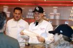 Rhoon 30 december 2017
Andre Hazes verkoopt oliebollen in de kraam van zijn zwager Mathieu Westenberg en schoonzus Jerney Westenberg.