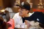 Rhoon 30 december 2017
Andre Hazes verkoopt oliebollen in de kraam van zijn zwager Mathieu Westenberg en schoonzus Jerney Westenberg.