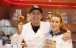 Rhoon 30 december 2017
Andre Hazes verkoopt oliebollen in de kraam van zijn zwager Mathieu Westenberg en schoonzus Jerney Westenberg.
