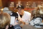 Rhoon 30 december 2017
Andre Hazes verkoopt oliebollen in de kraam van zijn zwager Mathieu Westenberg en schoonzus Jerney Westenberg.