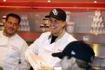 Rhoon 30 december 2017
Andre Hazes verkoopt oliebollen in de kraam van zijn zwager Mathieu Westenberg en schoonzus Jerney Westenberg.