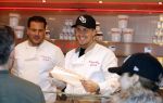 Rhoon 30 december 2017
Andre Hazes verkoopt oliebollen in de kraam van zijn zwager Mathieu Westenberg en schoonzus Jerney Westenberg.