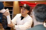 Rhoon 30 december 2017
Andre Hazes verkoopt oliebollen in de kraam van zijn zwager Mathieu Westenberg en schoonzus Jerney Westenberg.