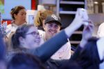 Rhoon 30 december 2017
Andre Hazes verkoopt oliebollen in de kraam van zijn zwager Mathieu Westenberg en schoonzus Jerney Westenberg.