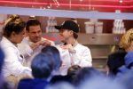 Rhoon 30 december 2017
Andre Hazes verkoopt oliebollen in de kraam van zijn zwager Mathieu Westenberg en schoonzus Jerney Westenberg.