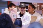 Rhoon 30 december 2017
Andre Hazes verkoopt oliebollen in de kraam van zijn zwager Mathieu Westenberg en schoonzus Jerney Westenberg.