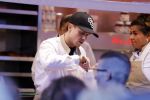 Rhoon 30 december 2017
Andre Hazes verkoopt oliebollen in de kraam van zijn zwager Mathieu Westenberg en schoonzus Jerney Westenberg.