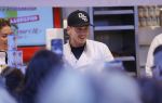 Rhoon 30 december 2017
Andre Hazes verkoopt oliebollen in de kraam van zijn zwager Mathieu Westenberg en schoonzus Jerney Westenberg.