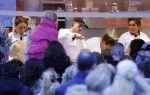 Rhoon 30 december 2017
Andre Hazes verkoopt oliebollen in de kraam van zijn zwager Mathieu Westenberg en schoonzus Jerney Westenberg.