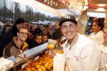 Rhoon 30 december 2017
Andre Hazes verkoopt oliebollen in de kraam van zijn zwager Mathieu Westenberg en schoonzus Jerney Westenberg.