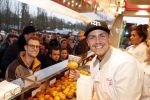 Rhoon 30 december 2017
Andre Hazes verkoopt oliebollen in de kraam van zijn zwager Mathieu Westenberg en schoonzus Jerney Westenberg.