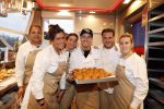 Rhoon 30 december 2017
Andre Hazes verkoopt oliebollen in de kraam van zijn zwager Mathieu Westenberg en schoonzus Jerney Westenberg.