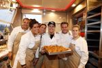 Rhoon 30 december 2017
Andre Hazes verkoopt oliebollen in de kraam van zijn zwager Mathieu Westenberg en schoonzus Jerney Westenberg.