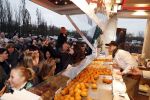 Rhoon 30 december 2017
Andre Hazes verkoopt oliebollen in de kraam van zijn zwager Mathieu Westenberg en schoonzus Jerney Westenberg.