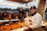 Rhoon 30 december 2017
Andre Hazes verkoopt oliebollen in de kraam van zijn zwager Mathieu Westenberg en schoonzus Jerney Westenberg.