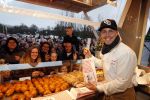 Rhoon 30 december 2017
Andre Hazes verkoopt oliebollen in de kraam van zijn zwager Mathieu Westenberg en schoonzus Jerney Westenberg.