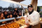 Rhoon 30 december 2017
Andre Hazes verkoopt oliebollen in de kraam van zijn zwager Mathieu Westenberg en schoonzus Jerney Westenberg.