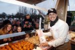 Rhoon 30 december 2017
Andre Hazes verkoopt oliebollen in de kraam van zijn zwager Mathieu Westenberg en schoonzus Jerney Westenberg.
