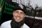 Rhoon 30 december 2017
Andre Hazes verkoopt oliebollen in de kraam van zijn zwager Mathieu Westenberg en schoonzus Jerney Westenberg.