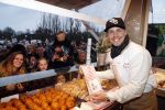 Rhoon 30 december 2017
Andre Hazes verkoopt oliebollen in de kraam van zijn zwager Mathieu Westenberg en schoonzus Jerney Westenberg.