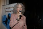 Amsterdam 10 januari 2018
Boekpresentatie Antoinette Beumer. Antoinette reikt het boek uit aan Femke Halsema.