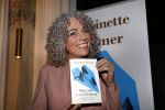 Amsterdam 10 januari 2018
Boekpresentatie Antoinette Beumer. Antoinette reikt het boek uit aan Femke Halsema.
