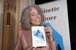 Amsterdam 10 januari 2018
Boekpresentatie Antoinette Beumer. Antoinette reikt het boek uit aan Femke Halsema.