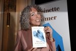 Amsterdam 10 januari 2018
Boekpresentatie Antoinette Beumer. Antoinette reikt het boek uit aan Femke Halsema.