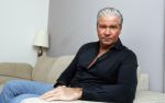 Amsterdam 11 januari 2018 
Dries Roelvink thuis in zijn appartement