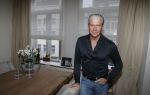 Amsterdam 11 januari 2018 
Dries Roelvink thuis in zijn appartement
