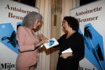 Amsterdam 10 januari 2018
Boekpresentatie Antoinette Beumer. Antoinette reikt het boek uit aan Femke Halsema.