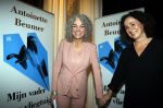 Amsterdam 10 januari 2018
Boekpresentatie Antoinette Beumer. Antoinette reikt het boek uit aan Femke Halsema.